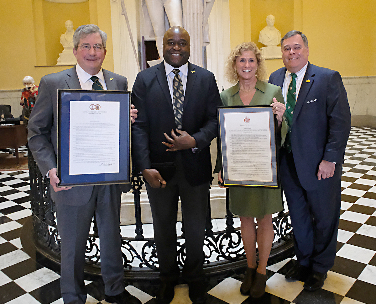 President Washington and others with plaques