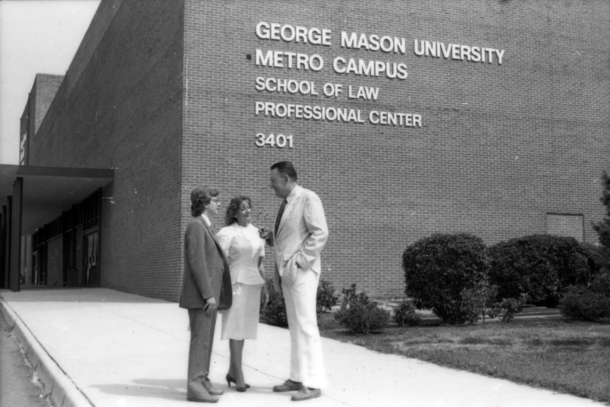 John T. “Til” Hazel and students in front of the George Mason University School of Law, July 31, 1987.